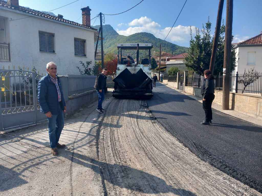 Πέφτει άσφαλτος στο οδικό δίκτυο της Διάβας 